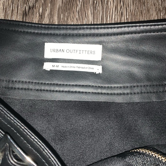 UO Vaughn Patent Front Zip Mini • Medium - Picture 7 of 7